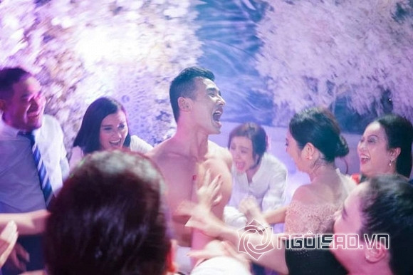 Trong đám cưới Lương Thế Thành, các khách khứa đều được dịp "quậy" hết cỡ, chú rể còn bị bạn bè "lột trần".