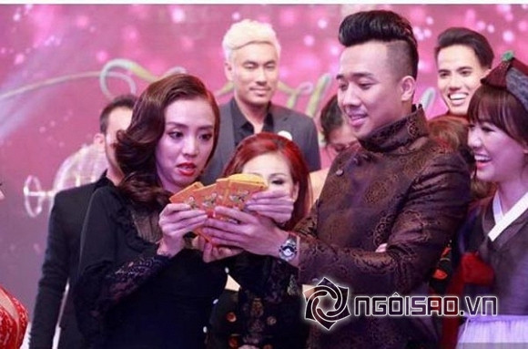 "Hoa hậu hài" Thu Trang căng thẳng khi bốc thăm trúng thưởng.