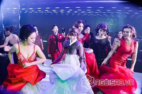 Cô dâu Hari Won vui vẻ "bung lụa" cùng khách mời.