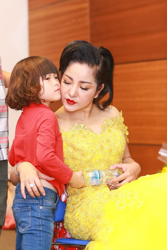 Thúy Nga chia sẻ, do bé Nguyệt Cát đang được nghỉ lễ nên cô muốn đưa con về Việt Nam thăm bà ngoại và gia đình. Mỗi lần đưa con gái về nhà chơi, Thúy Nga đều tranh thủ đưa con đi nhiều nơi trên khắp đất nước, đặc biệt là về quê ở thành phố biển Nha Trang. Lần này cô cũng đưa con về Nha Trang để cô bé ít nhiều cảm nhận được không khí của những ngày lễ tết ở quê hương là thế nào. Nguyệt Cát cũng cùng mẹ Thúy Nga tham gia ghi hình làm khách mời cho chương trình mới “Cháu ơi cháu à” sắp được lên sóng trong thời gian tới.
