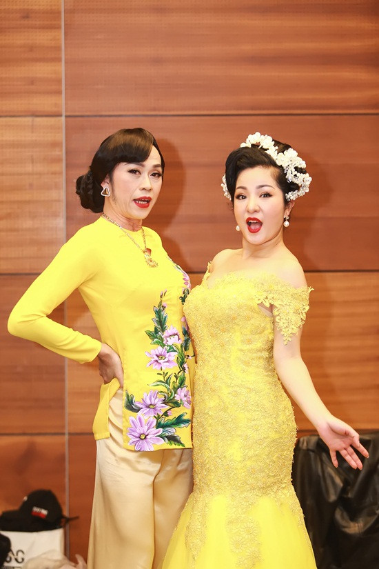 Trở lại Việt Nam cùng mẹ, bé Nguyệt Cát thu hút nhiều sự chú ý từ giới truyền thông. Chia sẻ về sự xuất hiện của con gái, Thúy Nga hóm hỉnh: “Bả chỉ xuất hiện trong hậu trường thôi, nhưng cũng thay hai bộ đồ. Tưởng lạnh mà cuối cùng nóng quá không chịu nổi nên phải thay đó.