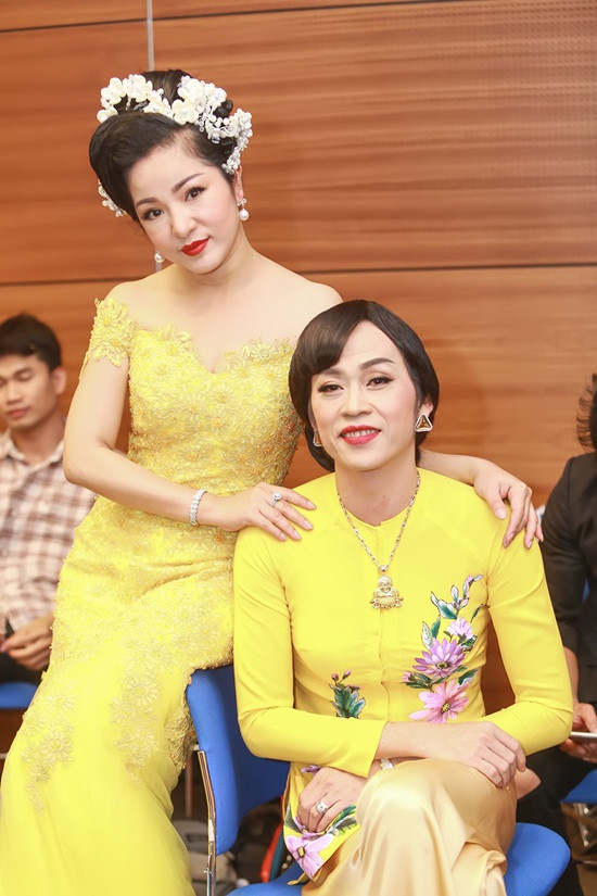 Vừa trở về từ Mỹ, danh hài Thúy Nga đã tất bật chuẩn bị cho những show diễn trong Nam, ngoài Bắc, trong các chương trình đón năm mới. Đặc biệt, cô đã có dịp hội ngộ với danh hài Hoài Linh và Trung Dân trong một tiểu phẩm hài. Được biết, đây là lần đầu tiên Thúy Nga đóng vai hài ma, trong trang phục cầu kỳ, lòe loẹt.
