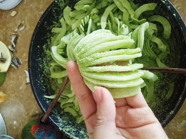 Chị Hiền chia sẻ, nhìn trông cầu kỳ nhưng thực ra cách làm kiểu này không tốn thời gian cho lắm. “Sau khi mình chẻ dừa xong, ướp dừa 3 tiếng với đường sau đó mình sên mất 30 đến 40 phút thôi. Nếu như người bận rộn mọi người có thể buổi tối chẻ dừa xong ướp đường với dừa để đó đến sáng ra làm hoặc tối đi làm về sên lên cũng được”.