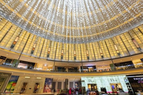 Trung tâm thương mại tại Dubai có quy mô lớn nhất, như một thành phố thu nhỏ. Nơi đốt tiền này với nhiều tiện nghi khách ngoài các cửa hiệu, rộng hơn 1.200.000 mét vuông, với 1200 cửa hiệu, và là công viên trượt tuyết trong nhà đầu tiên tại Trung Đông.