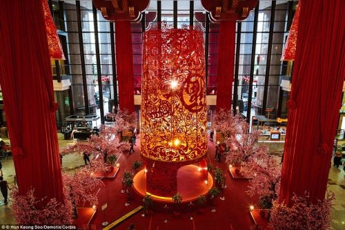 Berjaya Times Square tại Malaysia trưng bày đèn lồng khổng lồ cao 10 mét tại đại sảnh nhân dịp năm mới 2014. (Ảnh: Hon Keong Soo Demotix/Corbis)