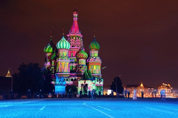 5. Nhà thờ thánh Vasily, Nga Nhà thờ nằm trên Quảng trường Đỏ ở Moscow. Đối với nhiều người, Thánh Basil là một biểu tượng của nước Nga. Nhà thờ được xây dựng theo lệnh của Sa hoàng Nga Ivan the Terrible để đánh dấu chiến thắng quân sự của ông.