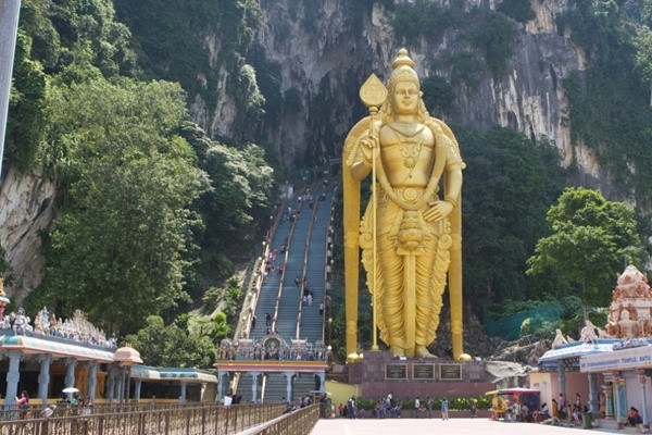 4. Động Batu, Malaysia Hàng năm đều có một số lượng lớn các khách hành hương viếng thăm ngôi chùa này tại Malaysia. Batu là một trong những nơi nổi tiếng với bức tượng Murugan cao nhất trên thế giới (con trai thứ hai của Shiva, được người Tamil thờ phụng). Các hang động ở đây được hình thành khoảng 400 triệu năm trước.