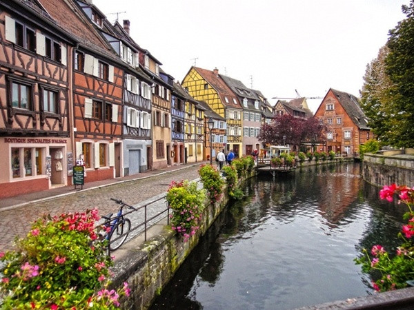 3. Colmar, Pháp Thị trấn cổ xưa này luôn được chú trọng bảo vệ những kiến trúc cũ và là một trong những địa điểm hấp dẫn nhất ở Pháp. Colmar gợi nhớ tới ngôi làng nhỏ trong câu chuyện "Người đẹp và quái vật". Mặc dù tương đối nhỏ, nhưng thị trấn có 3 nhà hát, hội trường âm nhạc, 4 thư viện, một phòng trưng bày nghệ thuật hiện đại và 5 bảo tàng (trong đó bao gồm cả bảo tàng nổi tiếng thế giới d'Unterlinden).