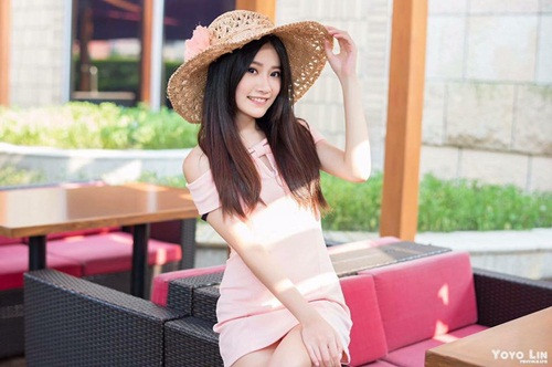 Bằng sự thân thiện của mình, Lô Hân Dư khiến không chỉ nam sinh mà tất cả nữ sinh trong lớp đều yêu mến và trông đợi đến giờ giảng của cô. Hiện chỉ tính riêng trên trang Facebook, Lô Hân Dư đã sở hữu gần 250.000 người theo dõi, mỗi bức ảnh của cô nàng nhận được hàng ngàn lượt yêu thích, chia sẻ và bình luận.