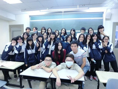 Vì cô giáo quá xinh đẹp lại thân thiện, lớp học luôn trong tình trạng "quá tải" học sinh, sinh viên.