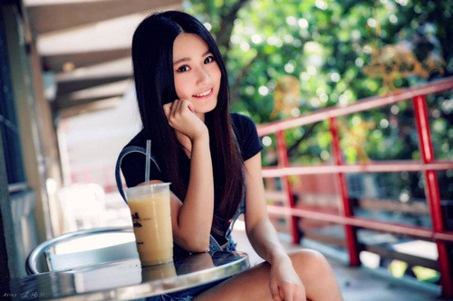Lô Hân Dư theo đuổi phong cách gợi cảm, quyến rũ. Ngày cả trang phục đời thường của cô nàng cũng khiến nhiều người phải "bỏng mắt".