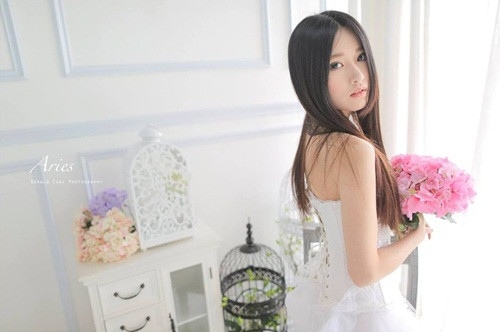 Hân Dư tâm sự, mới đầu cô nàng cũng rất run và lúng túng khi đứng trên bục giảng, sợ các bạn sinh viên không tiếp thu được phương thức và phong cách giảng dạy của mình. Rất may là với phương thức giảng dạy dễ hiểu, cô giáo tiếng Anh xinh đẹp nhanh chóng được các bạn sinh viên đón nhận và ủng hộ.