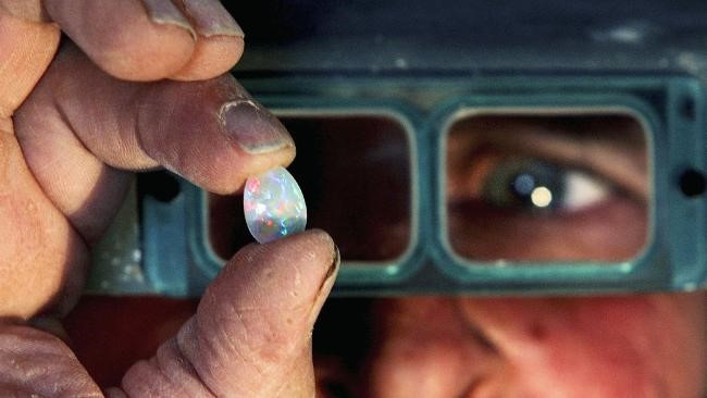 Coober Pedy, Nam Australia: Australia là nơi có 100% số đá opal trên thế giới. Một trong những mỏ opal lớn nhất là Coober Pedy, nằm giữa Adelaide và Alice Springs. Hiện chỉ 10% số opal ở đây được khai thác.
