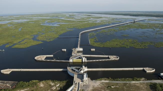 New Orleans, Mỹ: Một trong những tên cướp biển nổi tiếng nhất là Jean LaFitte, người Pháp. Jean cùng anh trai là cơn ác mộng của những người đi biển. Người ta đồn rằng Jean giàu đến nỗi hắn phải chôn đi rất nhiều của cải quanh New Orleans, từ bờ Contraband Bayou đến đảo Jefferson.