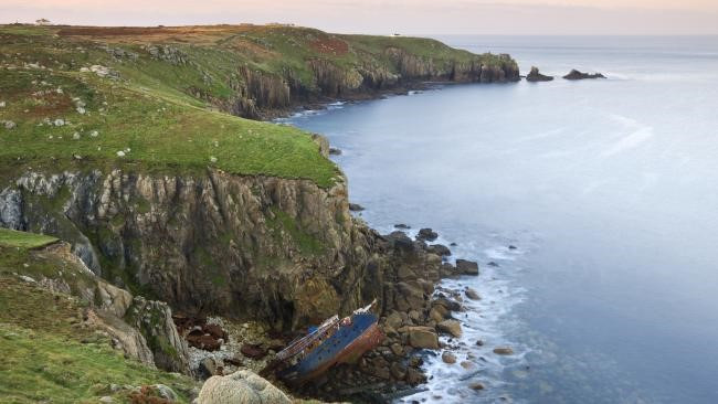 Cornwall, Anh: Khu vực này có hàng loạt các con thuyền bị đắm chứa vàng bạc, đá quý. Chưa đầy một thập kỷ trước đây, con thuyền bị đắm có giá trị nhất thế giới được tìm thấy với số tiền xu bằng vàng và bạc trị giá 600 triệu USD. Rill Cove có con thuyền đắm từ năm 1619 với số vàng còn nguyên vẹn, còn Hanover Cove là nơi có con thuyền trị giá 15 triệu USD vẫn nằm dưới đáy biển.