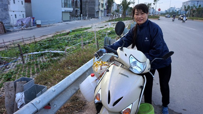 Người phụ nữ này đều đặn mỗi sáng tranh thủ chở nước tưới rau trước khi đi làm.