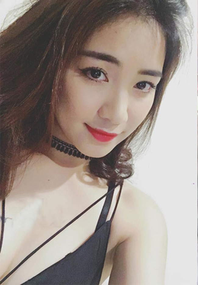 Tại buổi diễn ở một quán bar, Hòa Minzy diện trang phục gợi cảm khoe hình xăm từng gắn liền với tình yêu giữa cô với chân sút đội tuyển quốc gia Việt Nam. Hòa Minzy trên sân khấu một sự kiện, không khó để người hâm mộ nhận thấy hình xăm quen thuộc từng gây ồn ào về chuyện tình cảm của cô.