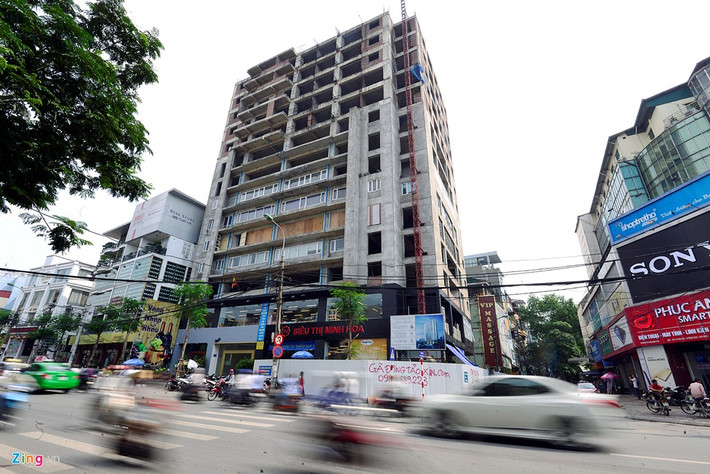 Công trình khu dịch vụ, văn phòng và nhà ở kinh doanh số 131 Thái Hà (quận Đống Đa, Hà Nội) do Công ty TNHH Kinh doanh tổng hợp Huy Hùng làm chủ đầu tư. Dự án được Sở Xây dựng Hà Nội cấp giấy phép xây dựng số 45 GP/SXD năm 2005 trên khu đất có diện tích 6.745 m2. Đây được coi là đất "vàng" ở Hà Nội.