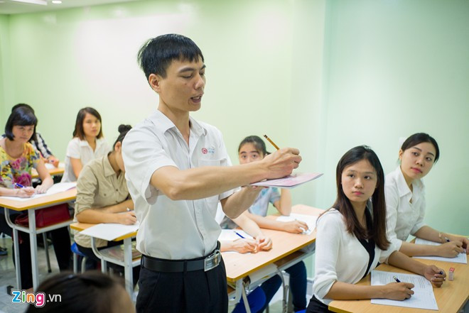 Trước khi học viết, người học phải điều chỉnh đúng tư thế ngồi, tâm lý thoải mái và cách cầm bút đúng chuẩn. Theo thầy Ánh, tư thế cầm bút đúng là sự phối hợp của cánh tay, cổ tay và ngón tay. Cầm bút với tư thế sai vẫn có thể viết chữ đẹp, nhưng nó sẽ ảnh hưởng không nhỏ tới tư thế ngồi, cũng như tốc độ viết.