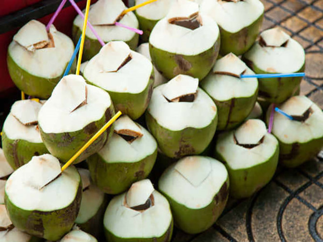 Nước dừa: Uống nước dừa là một trong những cách tốt nhất để thoát khỏi tình trạng nôn nao. Rượu dẫn đến mất nước, vì vậy uống nước dừa có chứa chất điện phân tự nhiên giúp giữ ẩm cho cơ thể và loại bỏ được tình trạng nôn nao.