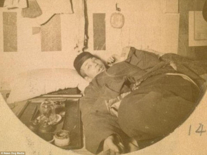 Cuối những năm 1950, giới chức Mỹ cáo buộc Trung Quốc có liên quan đến việc nhập khẩu bất hợp pháp các chất ma túy (như heroin) vào lãnh thổ Mỹ.