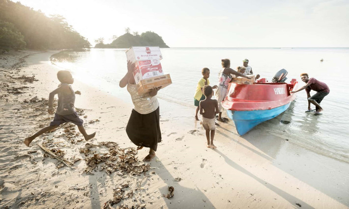 Cá đánh bắt được người dân đem bán ở Honiara, thủ đô của quốc đảo Solomon. Tiền thu được chủ yếu dùng để trang trải chi phí mua lương thực, thực phẩm như mì, bánh quy.