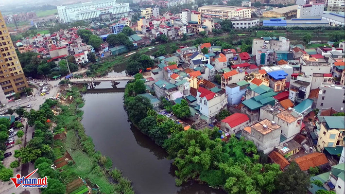 Sông Nhuệ đoạn chảy qua phường Kiến Hưng, quận Hà Đông cũng có màu đen.