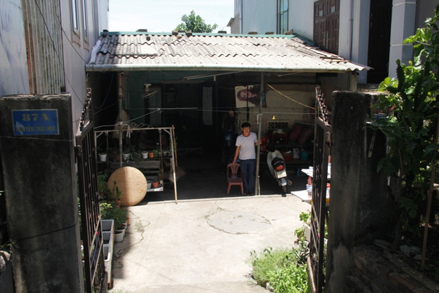 Theo ông Lộc, hay tin ông bị bắt vào tháng 7.2007, nhiều bị hại trong vụ án tìm đến quầy hàng và nhà ông để "siết nợ", lấy đi tất cả mọi tài sản của ông. Căn nhà của ông Lộc cũng bị ngân hàng bán để trả số nợ ông đã vay làm ăn trước đó. Vì vậy, sau khi được tại ngoại vào tháng 7.2008 ông Lộc cùng vợ phải ở nhà thuê. Ảnh: Ngọc Vũ