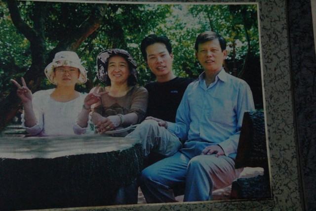 Bà Hòa cho biết, nhà nghèo, mẹ mất sớm nên học hết lớp 2 thì phải bỏ học, trình độ không bằng ai. Vì vậy, bà Hòa quyết tâm cho con ăn học đàng hoàng để có tương lai tốt. Thế nhưng, con trai bà Hòa (áo đen) phải bỏ học giữa chừng khi đang du học ở Úc vì hay tin ông Lộc bị bắt. Ảnh: Ông Lộc cung cấp.