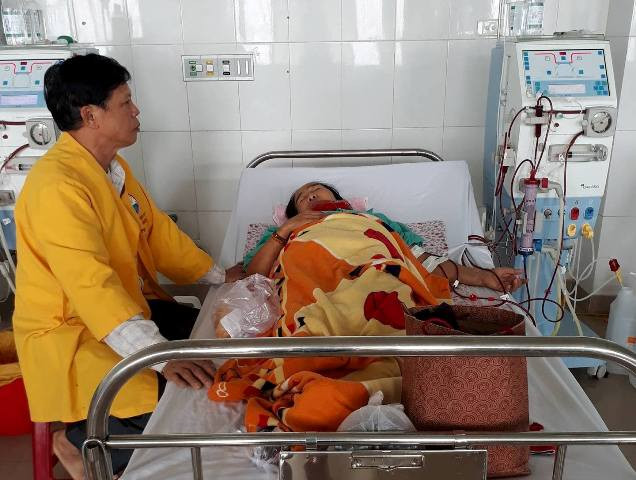 Chồng bị bắt, nhà cửa, tài sản mất hết khiến bà Hòa lo nghĩ, đổ bệnh. 4 năm nay, cứ 1 tuần bà Hòa phải chạy thận 3 lần. Ảnh: Ông Lộc cung cấp.