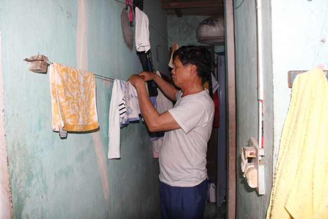 Vợ chồng ông Lộc phải sinh sống trong căn nhà chật chội, tận dụng tất cả những nơi có thể để chứa đồ dùng trong nhà. Ảnh: Ngọc Vũ