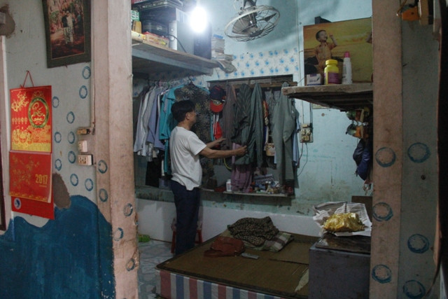 Căn nhà ông Lộc thuê ở giá 2 triệu đồng/tháng chật chội, nóng bức. Ảnh: Ngọc Vũ