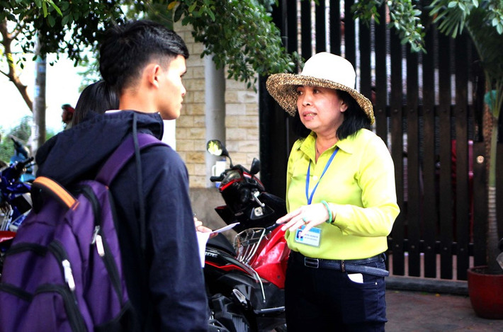 Chiều 15/3, bà Trương Thị Minh Tín, Chủ tịch phường Bình Trị Đông B (quận Bình Tân, TP.HCM), dẫn đầu đoàn liên ngành đi kiểm tra, xử lý tình trạng lấn chiếm vỉa hè trên địa bàn. Bà Tín từng hứa trước lãnh đạo TP sẽ "từ quan" nếu không chấn chỉnh được trật tự vỉa hè tại địa phương do bà quản lý. "Nếu bản thân tôi không làm được chức năng quản lý vỉa hè, tôi sẽ dừng lại để đồng chí khác thay tôi", bà Tín nói.