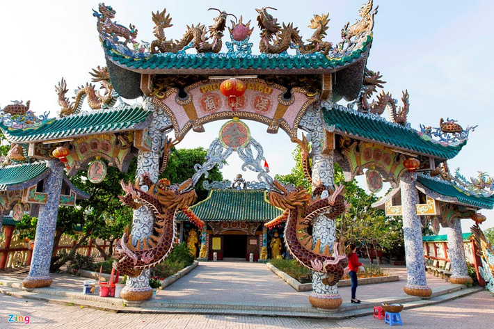 Miếu được xây từ thời vua Gia Long cách đây hơn ba thế kỷ. Một bên miếu là bến đò, phía bên kia là An Phú Đông, quận 12.