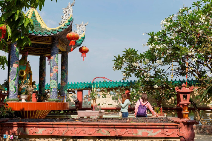 Để đến ngôi miếu cổ, từ chợ Gò Vấp, bạn chạy xe theo đường Nguyễn Thái Sơn. Đến cuối đường, rẽ vào đường Trần Báo Giao, chạy thêm vài trăm mét sẽ đến bãi gửi xe để qua đò đến miếu.