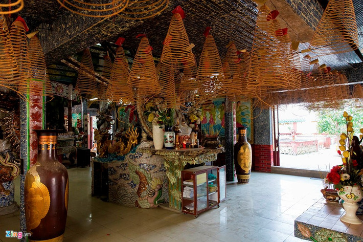 Ngoài thờ tượng bà Thủy Tề, miếu còn thờ Phật, Thánh Mẫu, Đại Thánh Gia Gia...