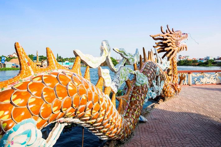 Giá đò là 10.000 đồng một người cho hai lần đi. Thời gian chờ tàu khoảng 10 phút, di chuyển khoảng 5 phút.