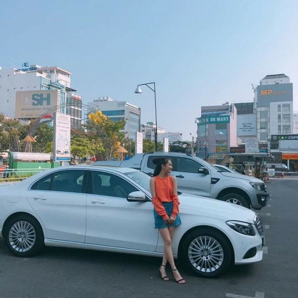 Mới đây hình ảnh của Nhã Phương tạo dáng bên cạnh chiếc xe màu trắng khác với chiếc xe hiện tại mà nữ diễn viên đang sử dụng được nhiều người hâm mộ chia sẻ. Là một diễn viên trẻ, tương đối thành công trong showbiz, thế nhưng Nhã Phương lại có lối sống khá tiết kiệm, ít khi thấy cô xuất hiện cùng những đồ hiệu, hay xế khủng.