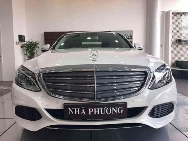 Thế nhưng có lẽ sau một năm 2016 thành công nhiều nhưng vất vả cũng không ít, nữ diễn viên Nhã Phương đã tự thưởng cho mình một món quà là chiếc xe Mercedes Benz, dòng 250 Exclusive, phiên bản 2017 có giá xấp xỉ 1,7 tỷ đồng. Được biết hầu hết tiền cát xê mà cô thu được từ đóng phim, quảng cáo đều được đưa cho bố mẹ cô để hỗ trợ mua nhà.