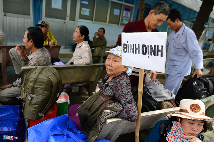 Trong khi chờ xe, bệnh nhân ngồi tại các khu vực có bảng đề tên địa phương mà họ sắp về.