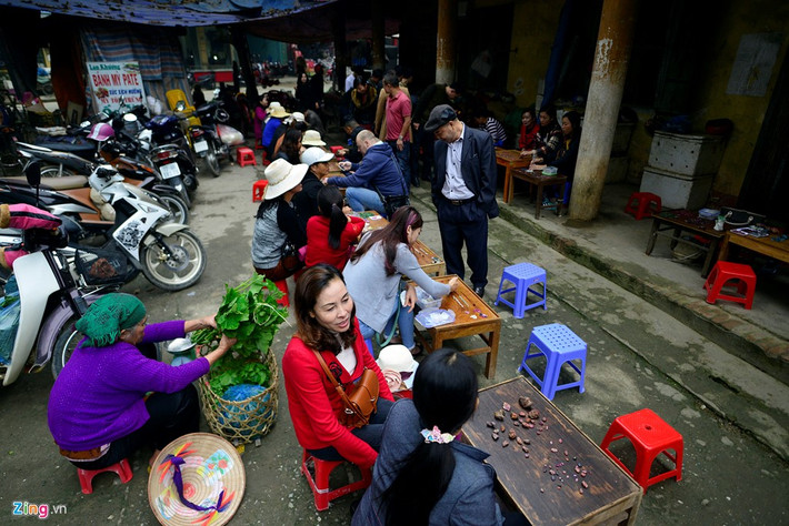 Sáng sớm, hàng chục gian hàng bày bán giữa khuôn viên chợ huyện, mỗi gian hàng rộng chưa đến 1,2 m. Một dân buôn cho hay, chợ đá quý Lục Yên họp buổi sáng đến trưa mỗi ngày. Bên cạnh những bàn bán đá quý là một chợ cóc bán rau.
