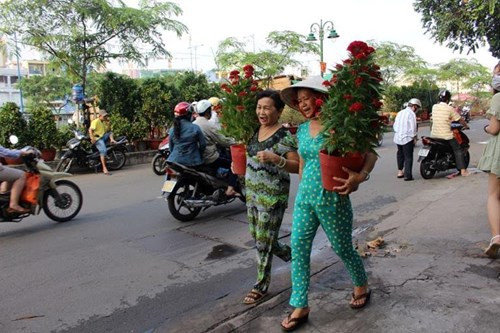 Nụ cười của người mua khi lựa được chậu kiểng ưng ý.