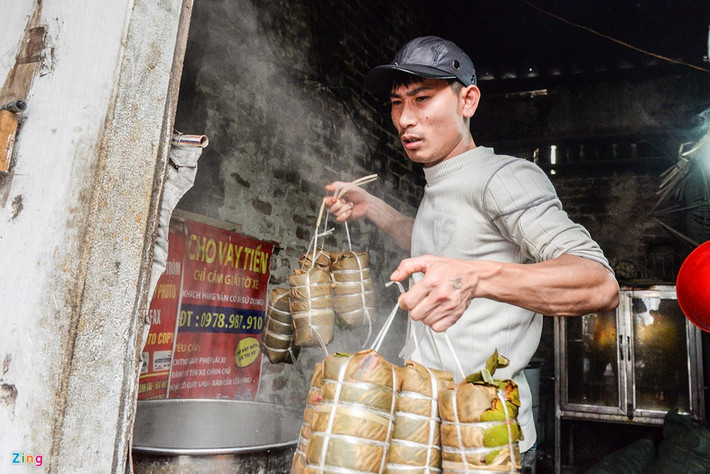 Nhiều gia đình làm giò chả cả đêm để hôm sau phân phối đi các tỉnh. Công việc nhộn nhịp nhất bắt đầu từ 2h giờ sáng cho tới chiều tối. Buổi trưa chỉ nghỉ ăn cơm và chợp mắt một chút rồi lại tiếp tục làm việc.
