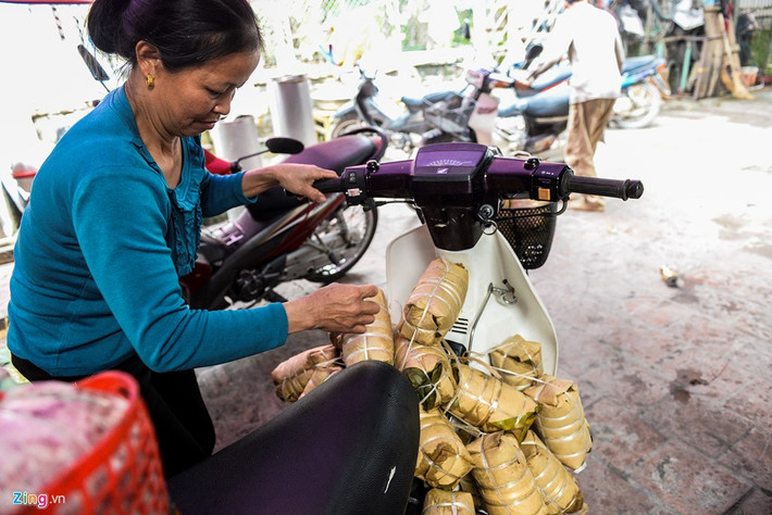 Bà Phạm Thị Hòa sống tại xã Đỗ Động (cạnh xã Tân Ước) cũng mang thịt lợn đến nhờ một gia đình xay giò có tiếng làm giúp. Theo bà Hòa, giò làm tại Ước Lễ có vị ngon nên gia đình bà năm nào cũng mang thịt xuống nhờ xay, gói giúp với giá 25.000 đồng/chiếc.