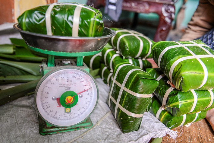Những ngày gần Tết, trung bình mỗi ngày nhà chị Hương gói khoảng 500-600 chiếc bánh. Chị phải nhờ thêm anh em họ hàng gói giúp. Mỗi chiếc bánh có trọng lượng lớn nhỏ theo từng đơn đặt hàng. Thông thường một chiếc bánh có trọng lượng khi gói 1 kg, khi luộc chín vào khoảng 1,2 kg.