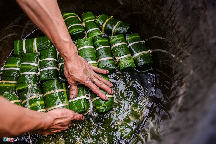 Trung bình mỗi vụ Tết gia đình anh xuất ra thị trường trên 2.000 chiếc bánh chưng. Nhưng theo anh Dung, số bánh này là rất nhỏ so với các hộ dân khác. Nếu tính cả xã thì lên đến hàng chục nghìn chiếc.