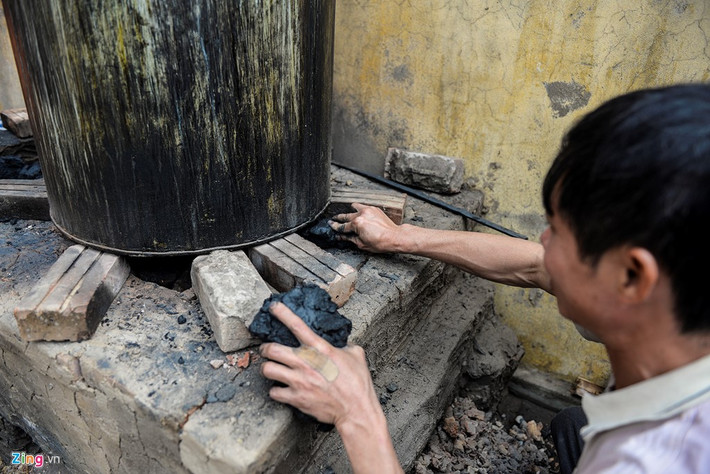 Tại gia đình anh Nguyễn Trọng Dung (xóm 6), các nồi luộc bánh chưng luôn đỏ lửa cả ngày lẫn đêm. Nghề chính của anh là chăn nuôi và làm ruộng nhưng dịp gần Tết, anh lại gói bánh bán đi các nơi.