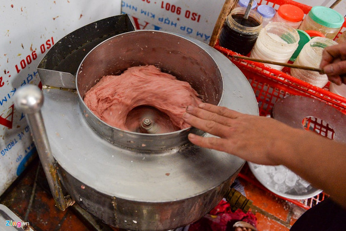 Theo anh Vũ Văn Minh, một lái buôn giò tại quận Thanh Xuân (Hà Nội), giò tại Ước Lễ có vị ngon nổi tiếng và rất đặc trưng. Anh Minh về tận nơi này nhập hàng đến nay đã được 3 năm, năm nào cũng bán cũng rất chạy.