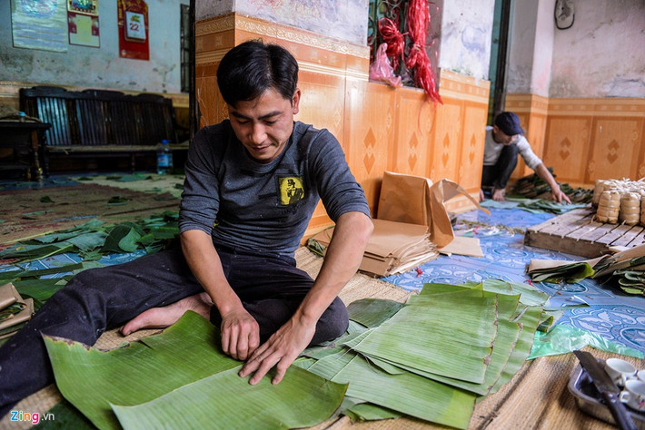 Những nhà làm giò chả lớn, mỗi người được phân công một việc rất quy củ để tăng năng suất. Người thịt lợn, người lọc thịt, người cắt lá để gói, xay giò, người thì luộc, người thì bán, thu tiền.
