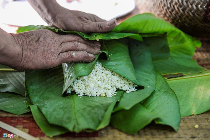 Chị Nguyễn Thị Hường (thôn Tri Lễ), một người làm bánh ở làng này, cho biết để làm được chiếc bánh ngon rất cầu kỳ. Lá dong phải được mua từ làng Tràng Cát (Thanh Oai) nổi tiếng. Gạo nếp, đậu xanh, thịt lợn đều là loại ngon và được làm theo tỷ lệ hợp lý. Gói bánh phải thật chặt tay và luộc đều lửa trong suốt 10 tiếng đồng hồ.